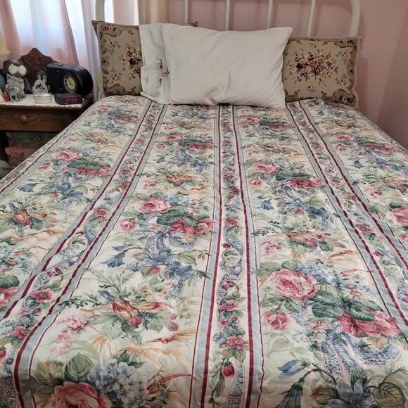 Vintage Multicolor Floral 89 in x 97 in Bedspread ONLY. NO Pillow Covers
